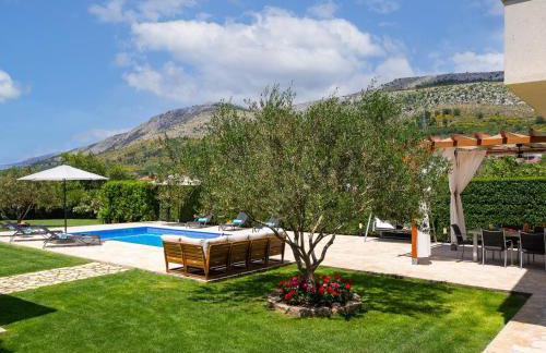VILLA ROKO with 4 bedrooms, 32sqm heated pool - Photo 3