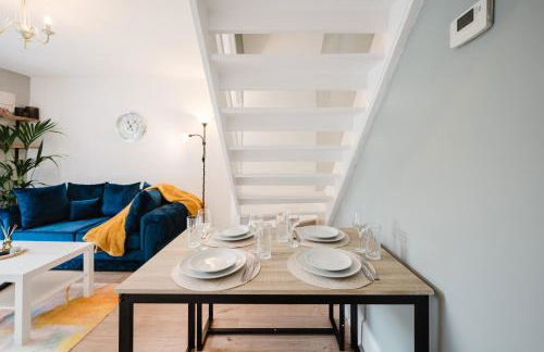 Modern 2 Bedroom House with Parking - Photo 13