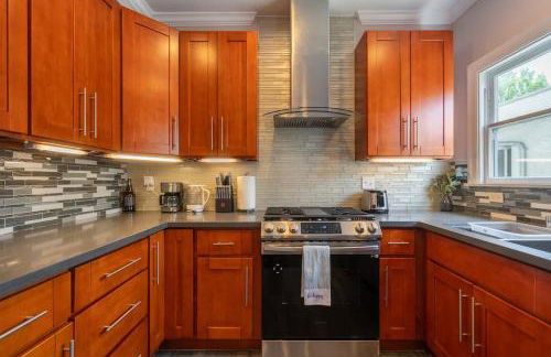 Oak Manor - Chic & Stylish 2BR Apartment Retreat - Photo 32