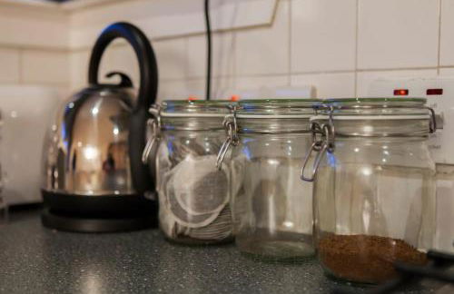 Bright & Stylish West End Apartment - Photo 8