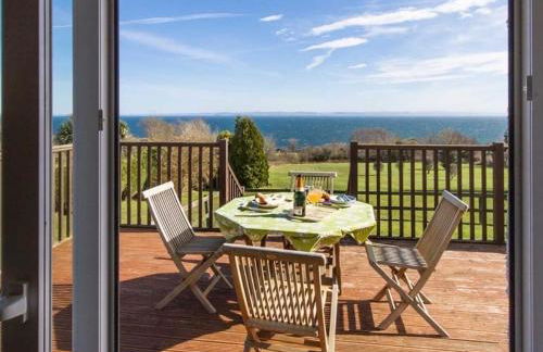 Spacious holiday home with stunning sea views - Photo 17