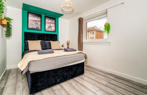 Sleek and Stylish 3 Bed in Greenock - Sleeps 8 - Photo 5