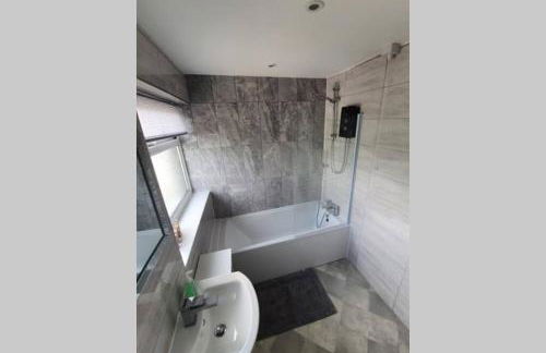 Entire House - Cheshire Oaks/Ellesmere Port - Photo 6