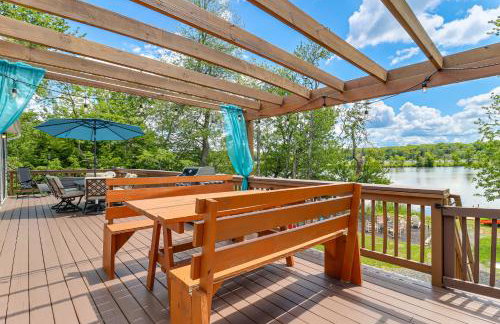 Lakefront Pocono Retreat w/ Hot Tub & Movie Hub - Foto 3