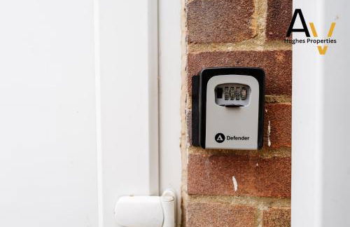 Northampton Pop Art House - Free Parking - Fast Wi Fi by AV Hughes Properties - Photo 31