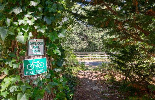 Bring your pups to Chatham Direct access to the Cape Cod Rail Trail - Foto 32