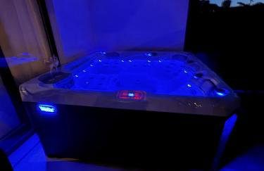 New luxury air-conditioned apartment, with jacuzzi, free parking and gardens - Foto 7