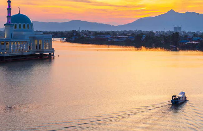 Paseo en barco por Kuching al atardecer - Foto 1