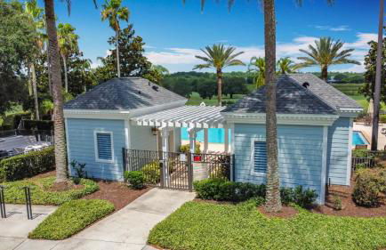 3-BR Condo with Dreamy Balcony Views, Walk to Pool - Foto 53