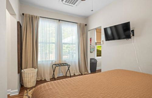 Mountain Bungalow-Walk to Downtown/Biker's Dream! - Foto 12