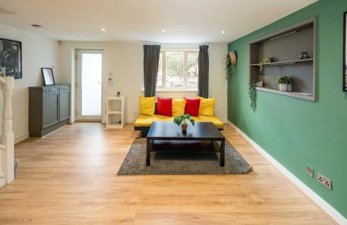 Family-Friendly 3-Bed House with Huge Garden - Foto 20