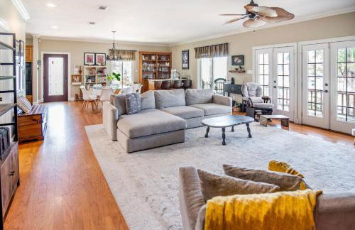 Bayou Breeze Retreat with Pool & River Access - Foto 6