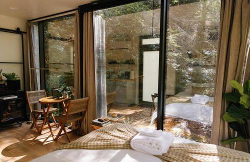 Modern Mirror Home w/ Hot-tub | “Glass House” #2 - Foto 1