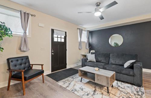 King Bed Suite With Free Parking, Step Free Access - Foto 12