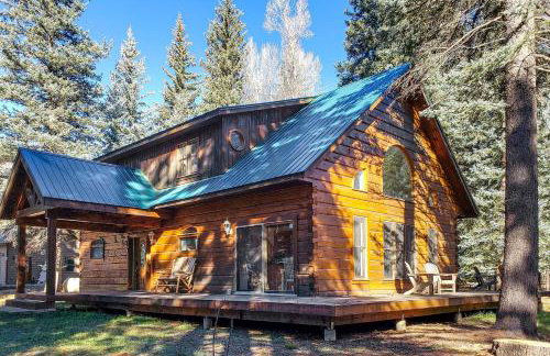 Bayfield Cabin with Wraparound Deck and Fire Pit - Foto 1