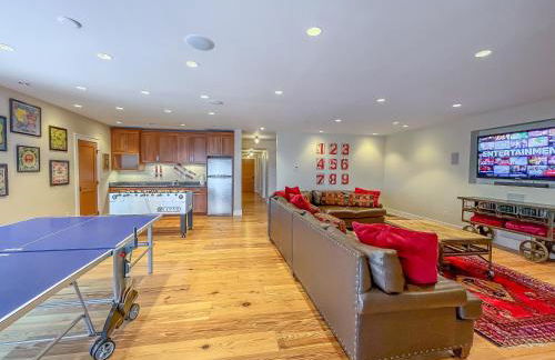 Stunning Luxury Ski-InSki-Out Home w Hot Tub - Foto 33