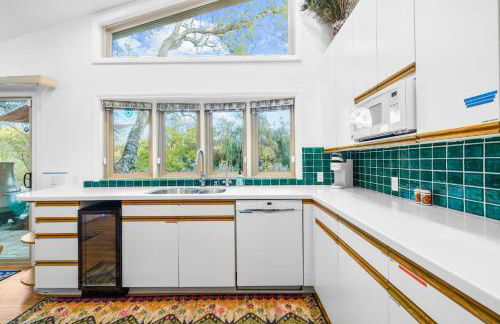 Nature-Inspired Stay with Pool, Fire Pits and More - Foto 52