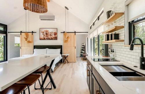 Tranquil Modern Cabin with Friendly Farm Animals & Pond Views Near Cedar Creek, Texas - Photo 7