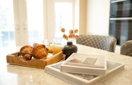 High-Spec Home, Office, SkyTV - for Families, Relocators & Contractors - Foto 3