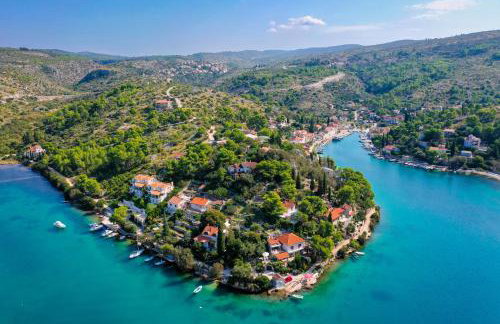 VILLA PHILIPPA - luxurious five-room villa - idyllic location - first row to the sea - spectacular view of the sea bay - unforgettable sunsets - 15 minutes from Supetar ferry port - free parking - private heated pool - Foto 49