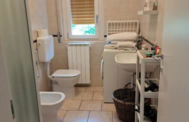 Dinky's apartment with a balcony overlooking the woods - Foto 12