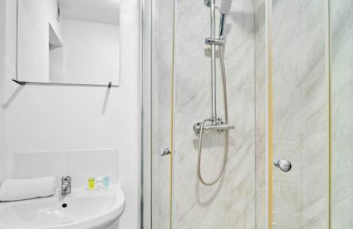 Spacious 5 Bedroom & 5 Bathrooms House - Garden - Parking - Netflix 376MW - Foto 48