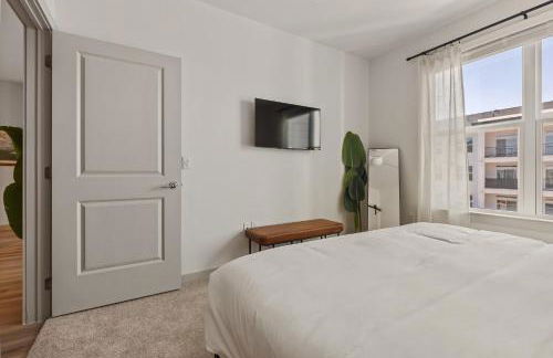 Polished Contemporary 2BR 2BA Private Balcony - Foto 26