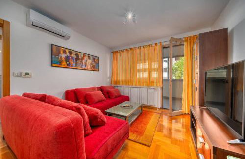 Cityscape Comfort Apartment With Garage - Happy Rentals - Photo 4