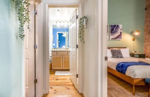 100 Year-Old Historic Brick 2BR Loft & Large Patio & Hammocks & High Ceiling - Foto 81