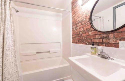 1918 Duplex with Character City Center - Foto 15