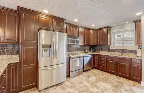 Sunrise Beach for Family Fun and Walk to Noahs Ark - Foto 2