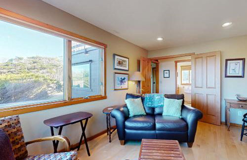 Oceanfront Retreat Close to Activities & the Beach - Photo 3