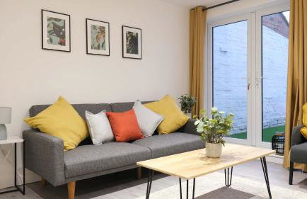 Lovely 2 Bed Apartment w Garden near Northampton - Photo 3