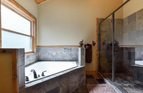 Luxury Lakefront Chalet Resort 2 Pools FREE Amenities Dock Kayaks Waterslide - Foto 45