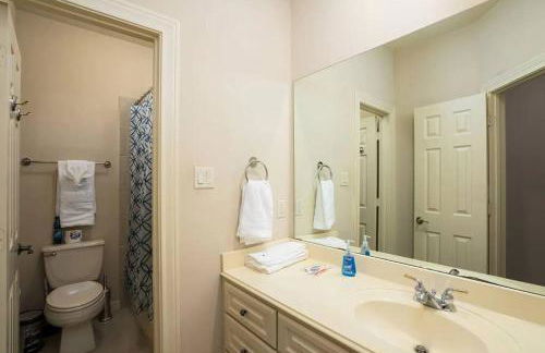 Bedroom with 3.5-Bathroom near Golf Course! - Photo 25