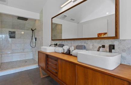 Luxurious Modern Retreat with Private Pool & Patio - Foto 25