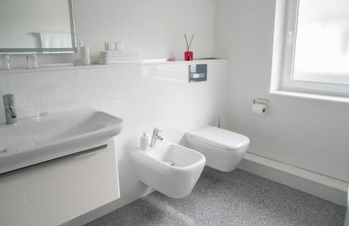 Modernes Stadthaus 100qm Parkplatz Bad&Dusche Küche - Foto 19