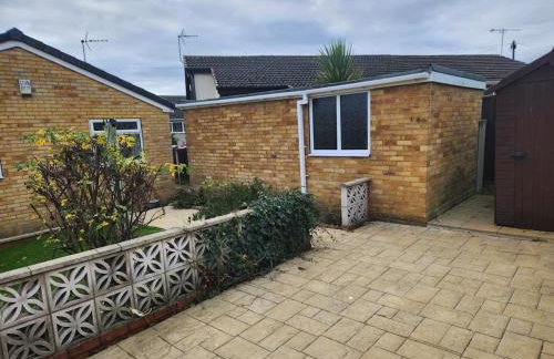 Peaceful 2-Bed Bungalow with Garden & Parking in Bramley Village, Rotherham - Foto 55