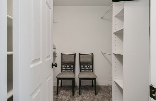 Upgraded 4-bdrm Beautiful Home W/pool! - Foto 4