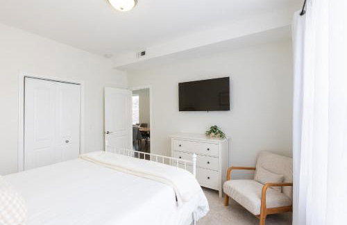 Uptown Bright & Modern Apt - Steps to Lake, Train, Amazing Food & Free Parking - Photo 20