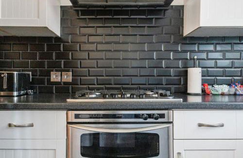 Detached House in Ashford with Free Parking and Hot Tub - Sleeps 10 - Foto 26