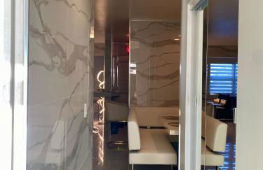 Luxurious remodeled direct Waterfront apartment with Miami skyline view- Free parking- 5min drive to Miami Beach - Foto 29