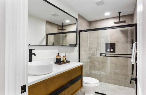 Stylish Lakehouse with Black-and-White Modern Design near Lake Hartwell, Clemson SC - Foto 28