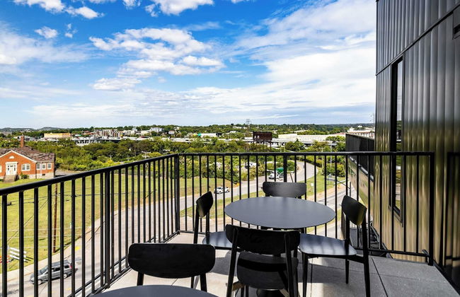 Lindsley by Avantstay Balcony + Modern Design A+ Downtown Location - Photo 26