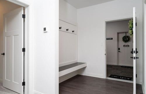 Sunrise Glow Spacious 2BR 2BA 2 King Beds Gym WFH - Foto 34