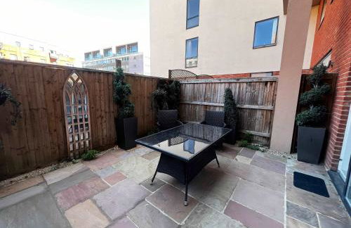 Deluxe Apartment near Cabot Circus w Parking sleeps 5 - Foto 24