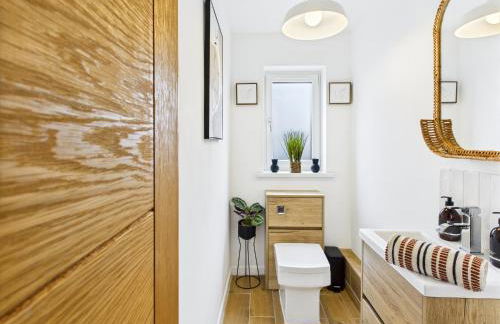 5-Bed Retreat with Hot Tub, Garden & Relaxing Views - Foto 10