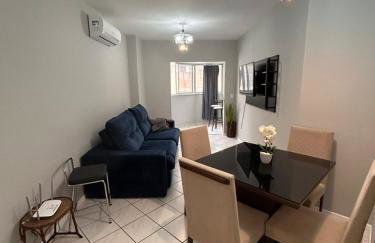 Apartamento familiar com dois quartos, ambientes climatizados, próximo a Roda Gigante de BC - Foto 1
