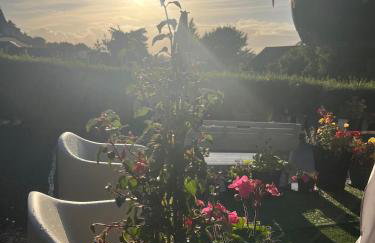 Sunset Retreat Cabin, Private Hot Tub with Mini Cinema Projector & Garden views - Foto 50