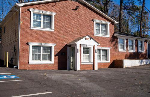 Charming 3 Bedroom Home with Spacious Living and Convenient to Shopping & Interstate - Foto 37